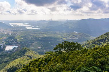 Dağların panoramik manzarası, tropikal orman, Yanoda Park ve Sanya şehri. Yağmur Ormanları Kültür Turizm Bölgesi Yanoda, Hainan Adası, Çin.
