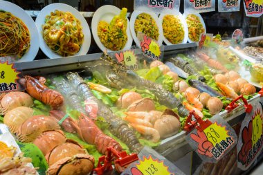 Sanya, Hainan / Çin - 7 Ocak 2020: Çin sokak yemekleri. Sokak ticareti. Çin 'de Sanya, Hainan, Çin' deki Asya deniz ürünleri pazarında taze deniz ürünleri. Yazı: Yemek adı.