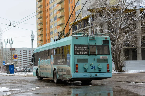 Ульяновск Россия Декабря 2019 Года Современный Электротроллейбус Выезжающий Остановки Общественного — стоковое фото