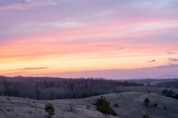 Schöne Frühlingslandschaft Sonnenuntergang Bäume Wald Berge Hügel Felder Wiesen Und — Stockfoto