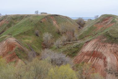 Dağlar ve dağlar Volga nehri kıyısında. Kayalar, çayırlar, yeşil çimenler ve ağaçların güzel desenleri. Güzel bahar manzarası. Tetyushi, Tataristan.