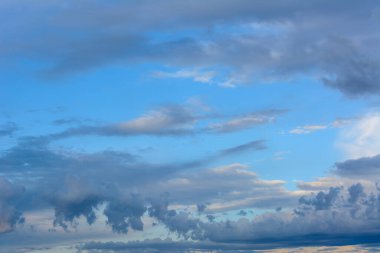 Şiddetli, yağmurlu bulutları olan güzel bir gökyüzü. Parlak bulutlar. Gökyüzü arkaplanı. 