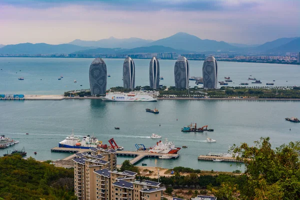 Sanya, Çin - 26 Ocak 2020: Sanya City, Hainan Adası 'ndaki Phoenix adasının güzel panoramik manzarası. Sanya Phoenix Adası Başkanı Resort Apartmanı.