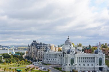 Kazan, Rusya - 01 Ekim 2019: Kazan 'daki Tarım Sarayı' nın sonbahar manzarası. Kazan, Tataristan, Rusya 'da Tarım ve Gıda Bakanlığı (Çiftçiler Sarayı) binası. Saray Meydanı.