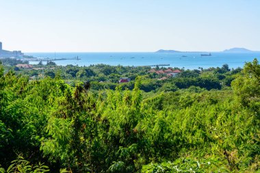 Luhuitou Parkı 'ndan Sanya şehrinin güzel panoramik manzarası. Hainan Adası, Çin.