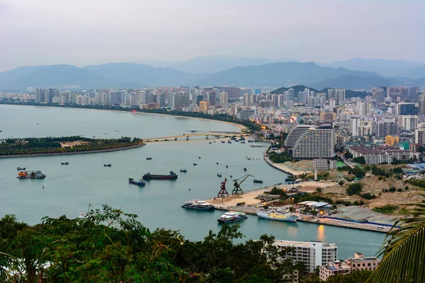 Luhuitou Parkı 'ndan Sanya şehrinin güzel panoramik manzarası. Hainan Adası, Çin.