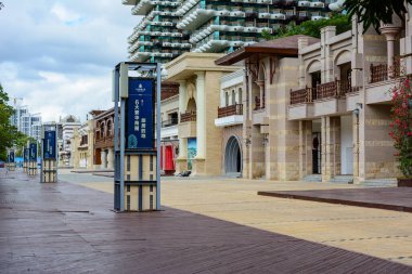 Sanya, Hainan, Çin - 19 Şubat 2020: Otellerin yakınındaki Sanya Nehri Embankment: