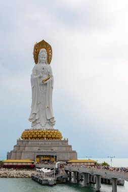 Sanya, Hainan, Çin - 20 Şubat 2020: Bulutlu bir günde Budist şehir merkezi Nanshan 'daki Guanyin Anıtı.