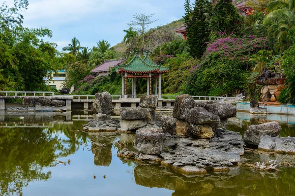 Sanya Hainan China Februari 2020 Groene Meer Omgeven Door Tuinhuisjes — Stockfoto