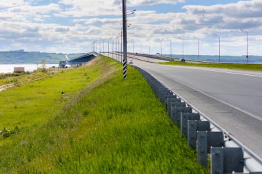 Volga Nehri 'nin sol tarafından Ulyanovsk şehrindeki başkanlık köprüsü. 5825 metre uzunluğundaki köprü Rusya 'nın dördüncü büyük köprüsü. Güneşli bir gün.