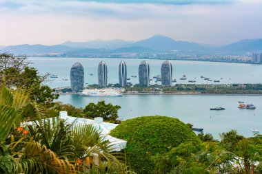 Sanya, Çin - 26 Ocak 2020: Sanya City, Hainan Adası 'ndaki Phoenix adasının güzel panoramik manzarası. Sanya Phoenix Adası Başkanı Resort Apartmanı.