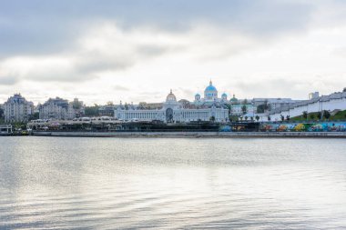 Kazan Nehri 'nin karşısındaki Kazan şehrinin merkezi yerleşim bölgelerinin panoraması. Kazan, Tataristan, Rusya.
