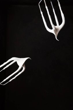 Siyah arka plan üzerine krema ile iki Mikser çırpma aletleri