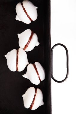 Çikolata tepsi pişirme siyah ile beyaz beze tanımlama