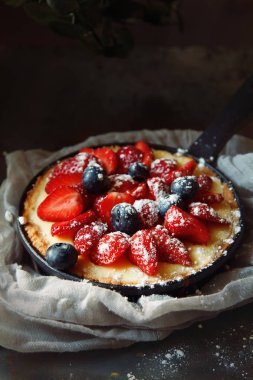 Krem koyu arka plan üzerinde ile lezzetli berry tart