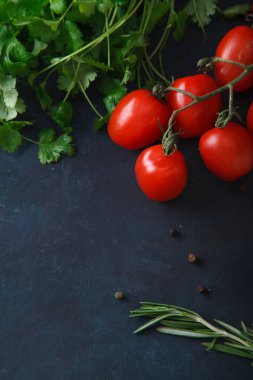 Kiraz domates ve mavi zemin üzerine taze otlar