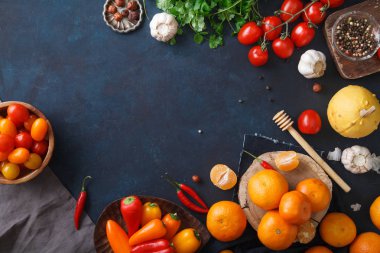 Meyve, sebze ve otlar mavi zemin üzerine