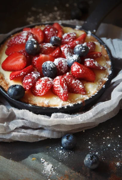 Krem koyu arka plan üzerinde ile lezzetli berry tart