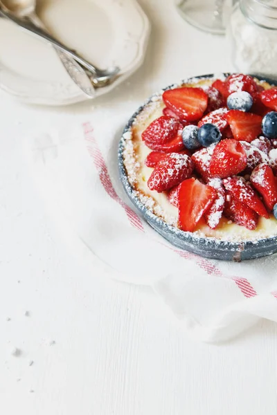 Вкусный ягодный пирог со сливками на белом фоне — стоковое фото