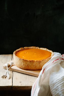 Ahşap arka plan üzerinde kabak cheesecake