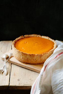 Ahşap arka plan üzerinde kabak cheesecake