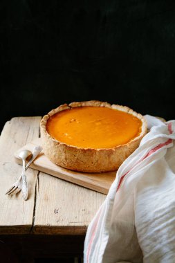 Ahşap arka plan üzerinde kabak cheesecake