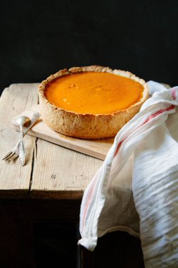 Ahşap arka plan üzerinde kabak cheesecake