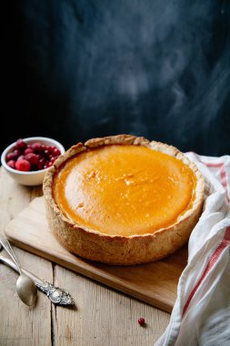 Ahşap arka plan üzerinde çilek ile kabak cheesecake