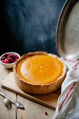 Ahşap arka plan üzerinde çilek ile kabak cheesecake