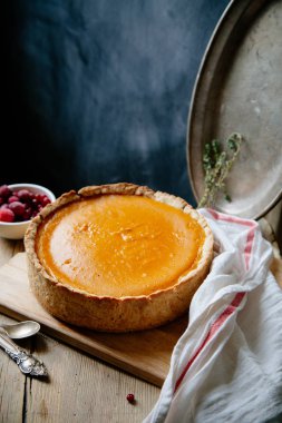 Ahşap arka plan üzerinde çilek ile kabak cheesecake