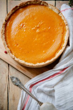 Ahşap arka plan üzerinde kabak cheesecake