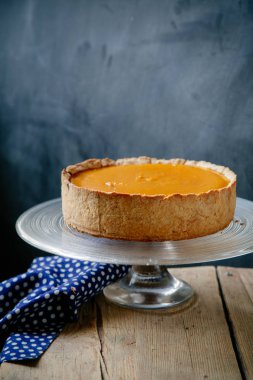 Ahşap arka plan üzerinde kabak cheesecake