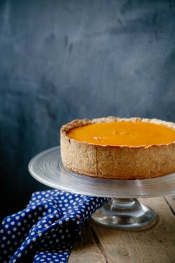 Ahşap arka plan üzerinde kabak cheesecake