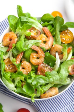 Kase kiraz domatesli karides salatası