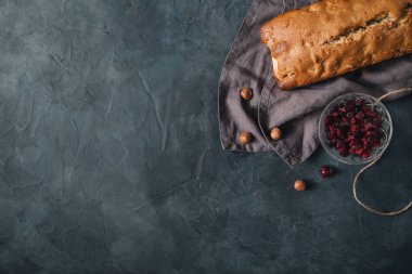 Kurutulmuş meyve ve fındık rustik arka plan üzerinde pişmiş pasta. Kopya alanı ile Üstten Görünüm.