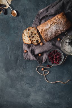 Kurutulmuş meyve ve fındık rustik arka plan üzerinde pişmiş pasta. Kopya alanı ile Üstten Görünüm.