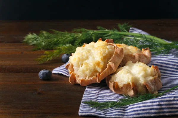 Pasticcini della Carelia "kalitki" dalla vista laterale con spazio per la copia — Foto Stock