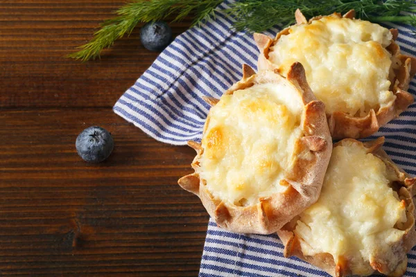 Pasticcini della Carelia "kalitki" su sfondo di legno . — Foto Stock