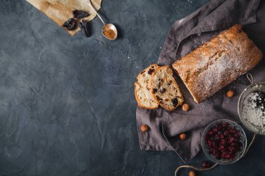 Kurutulmuş meyve ve fındık rustik arka plan üzerinde ile pişmiş kek