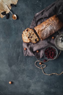 Kurutulmuş meyve ve fındık rustik arka plan üzerinde ile pişmiş kek