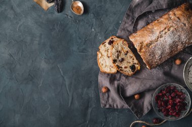 Kurutulmuş meyve ve fındık rustik arka plan üzerinde ile pişmiş kek