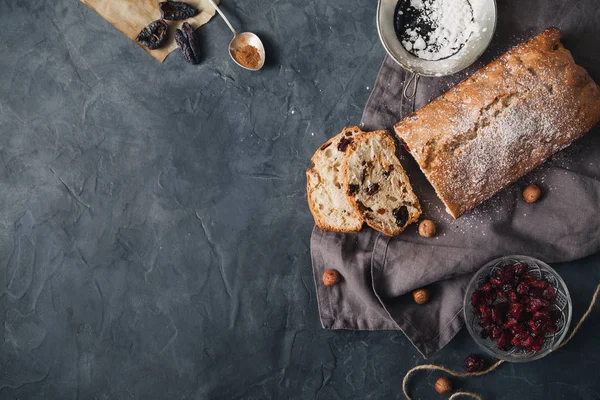 Kurutulmuş meyve ve fındık rustik arka plan üzerinde ile pişmiş kek
