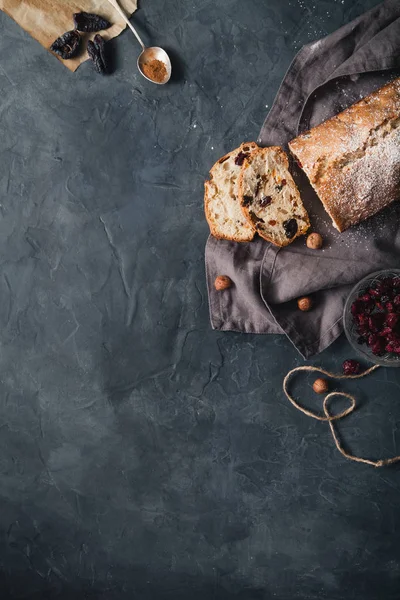 Pastel horneado con frutos secos y frutos secos sobre fondo rústico — Foto de Stock