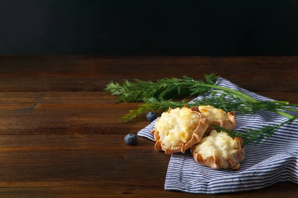 Pasteles de Karelia "kalitki" sobre fondo de madera — Foto de Stock