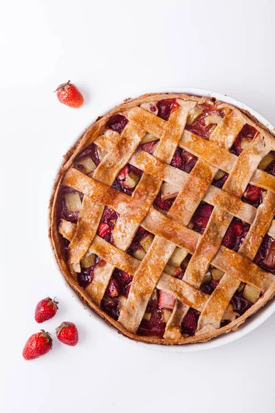 Rhabarberkuchen mit Erdbeeren — Stockfoto