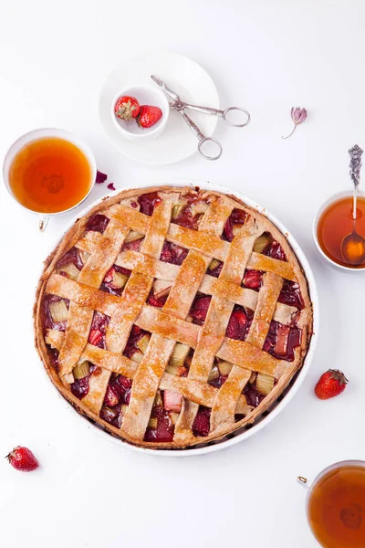 Rhabarberkuchen mit Erdbeeren — Stockfoto