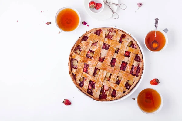 Rhubarb pie with strawberries — Stock Photo, Image