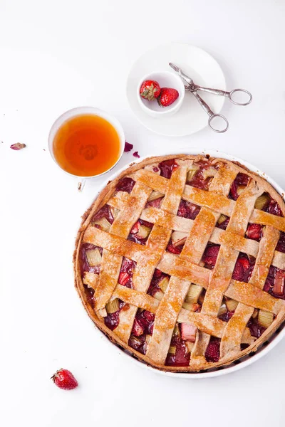 Rhabarberkuchen mit Erdbeeren — Stockfoto