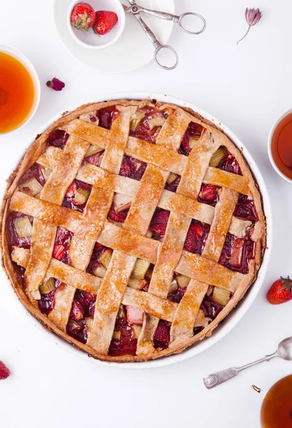 Rhabarberkuchen mit Erdbeeren — Stockfoto