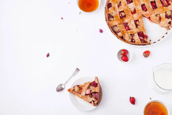 Roggen-Rhabarberkuchen mit Erdbeeren — Stockfoto
